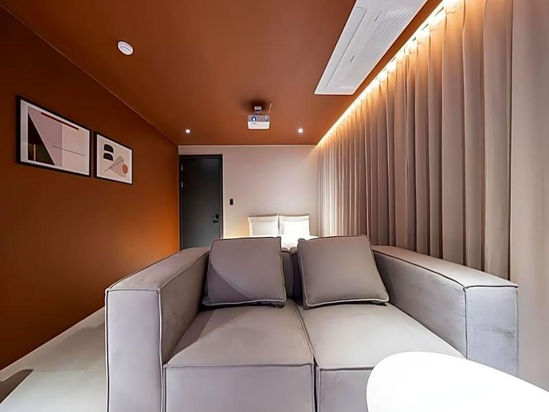 Croissant Hotel image