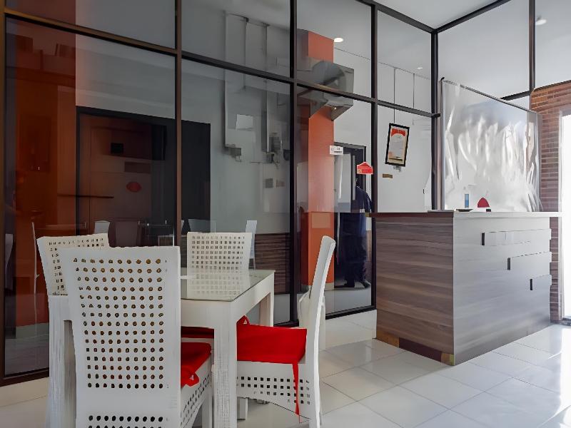 Formerly RedDoorz Plus Ciputra Mall Simpang Lima 2 image