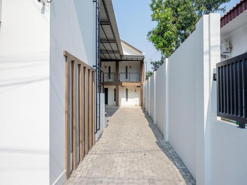 Formerly RedDoorz Plus Syariah Stasiun Tegal 2