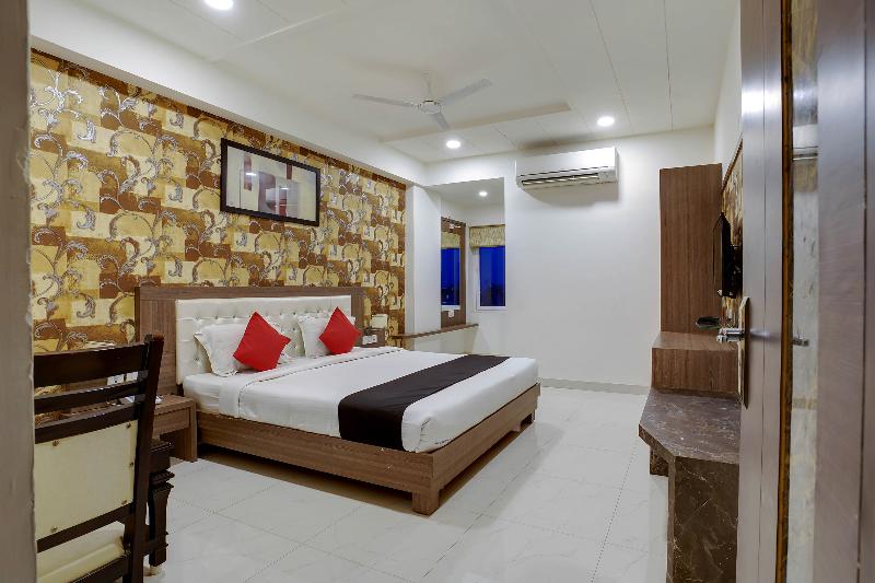 Capital O 49135 Sri Simran Park Hotel