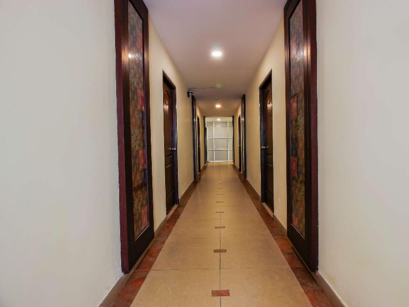 Capital O 68918 Sravya Grand Residency