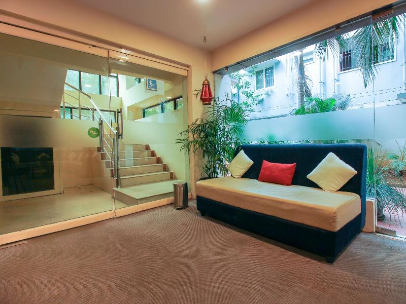 Capital O 68918 Sravya Grand Residency