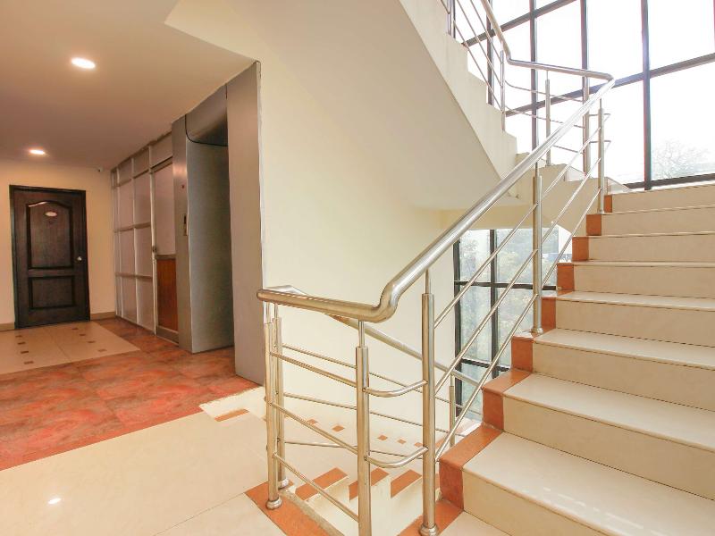Capital O 68918 Sravya Grand Residency
