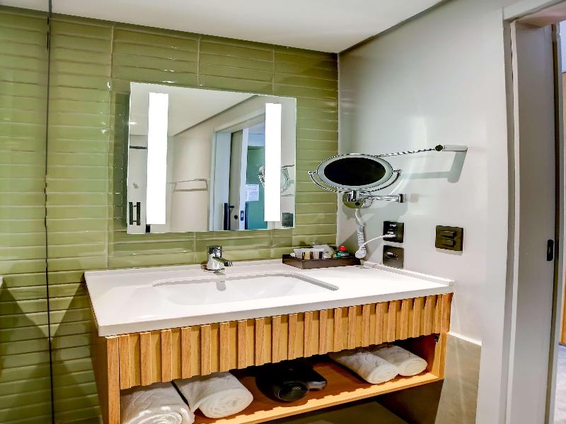 Hilton Garden Inn Reboucas image