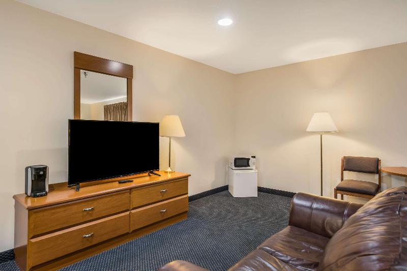 Econo Lodge Rice Lake image