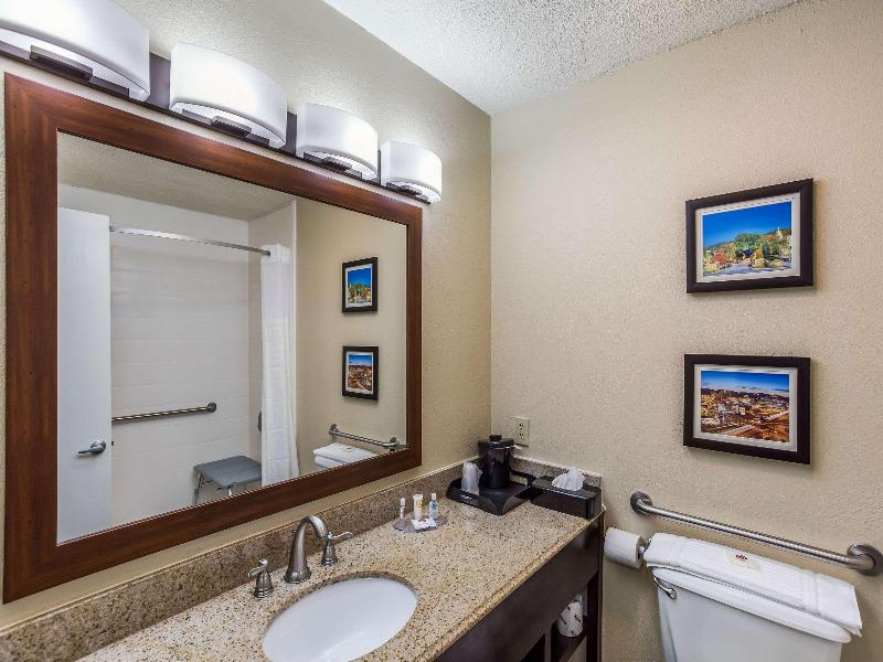 Comfort Inn Charleston image