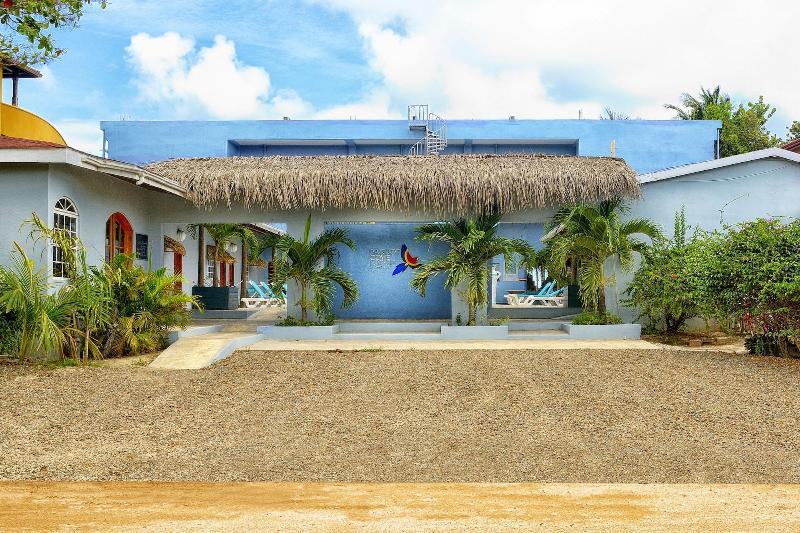 Parrot Cove Lodge image