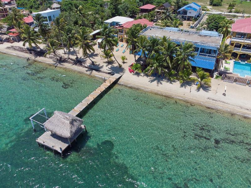 Parrot Cove Lodge image