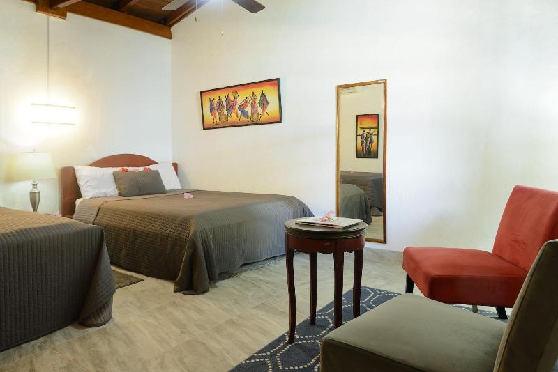 Parrot Cove Lodge image