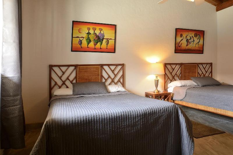 Parrot Cove Lodge image