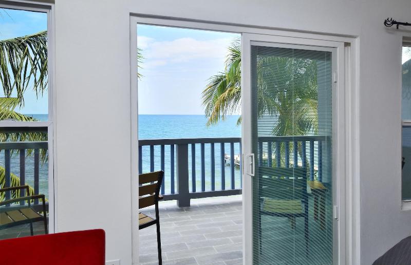 Parrot Cove Lodge image