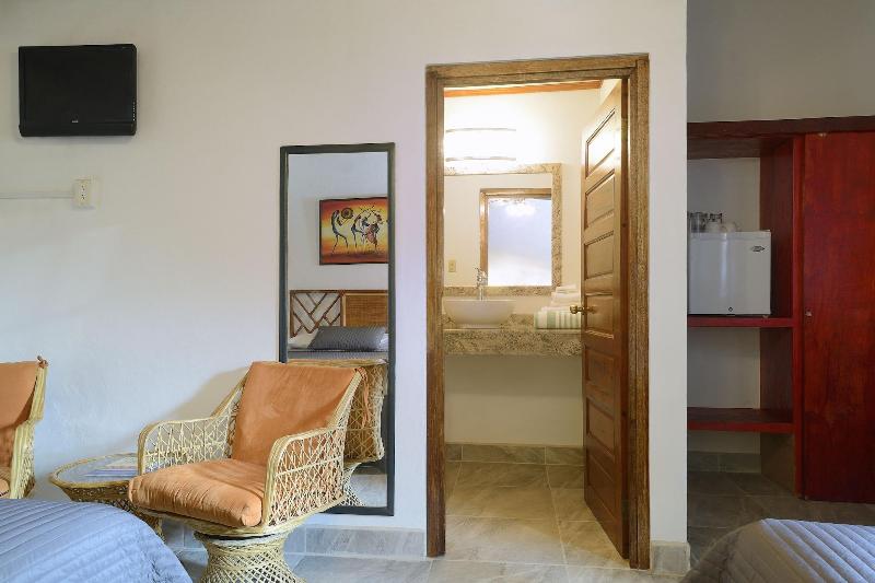 Parrot Cove Lodge image