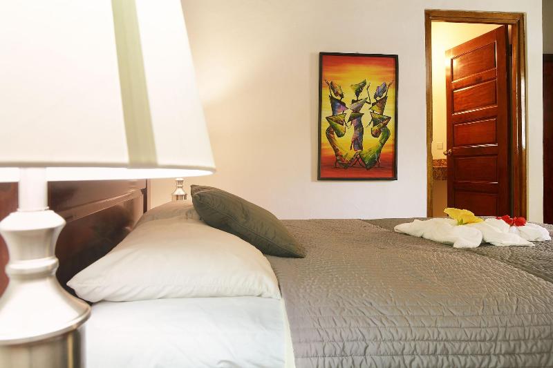 Parrot Cove Lodge image