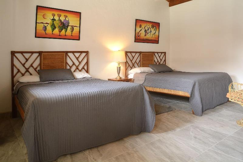 Parrot Cove Lodge image