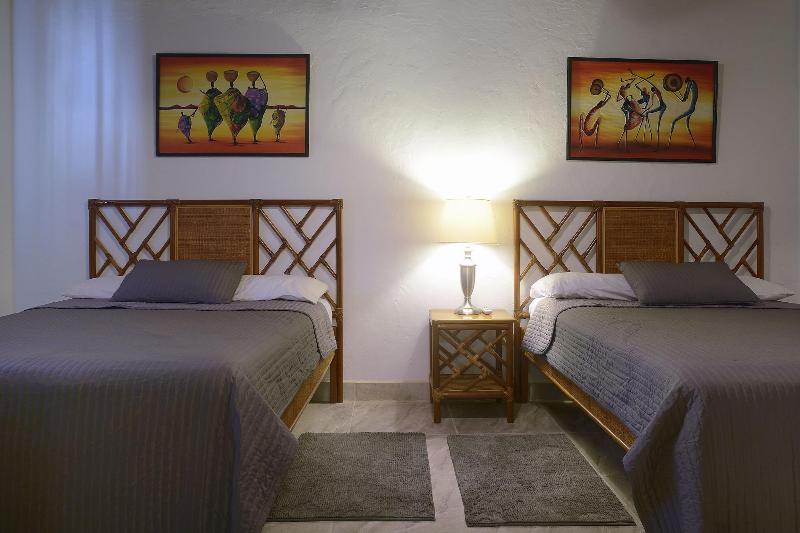 Parrot Cove Lodge image