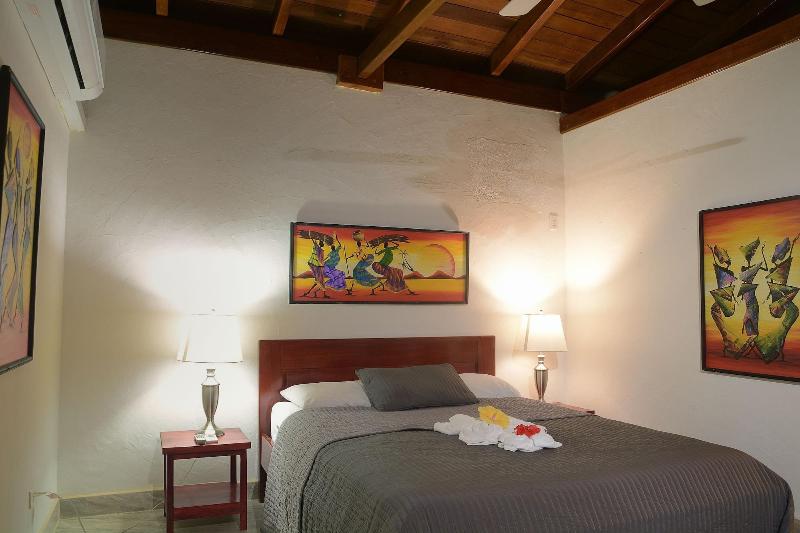 Parrot Cove Lodge image