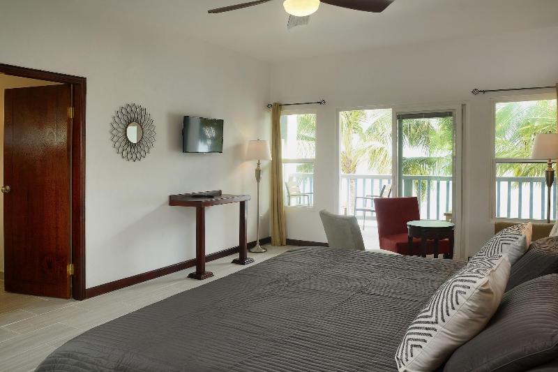 Parrot Cove Lodge image