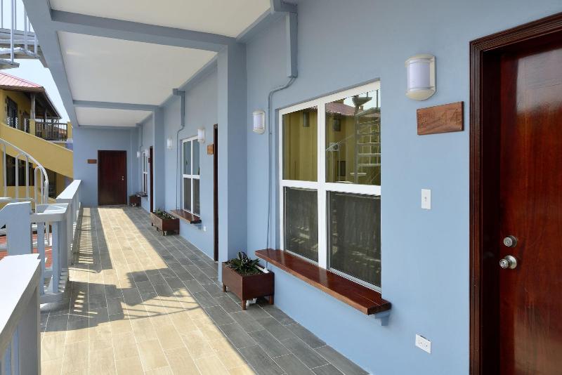 Parrot Cove Lodge image