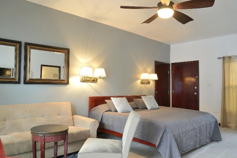 Parrot Cove Lodge image