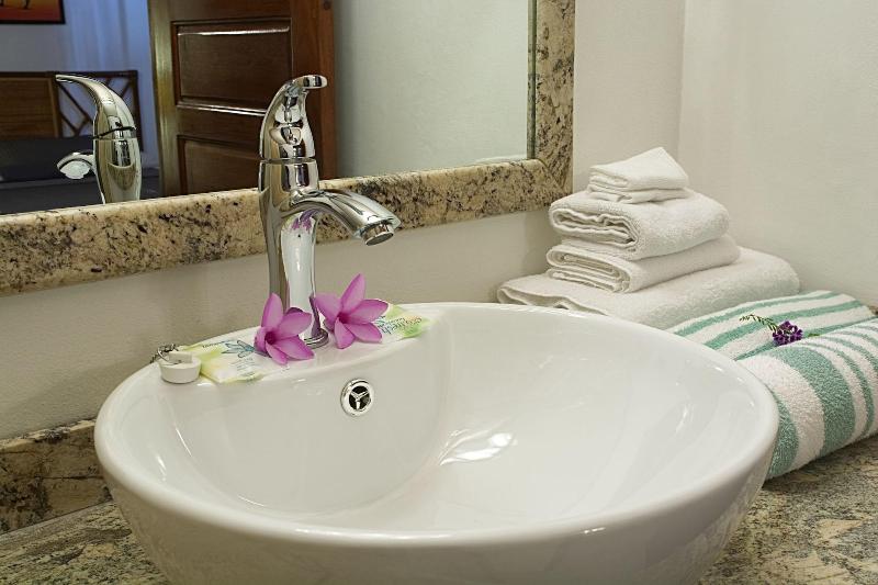Parrot Cove Lodge image
