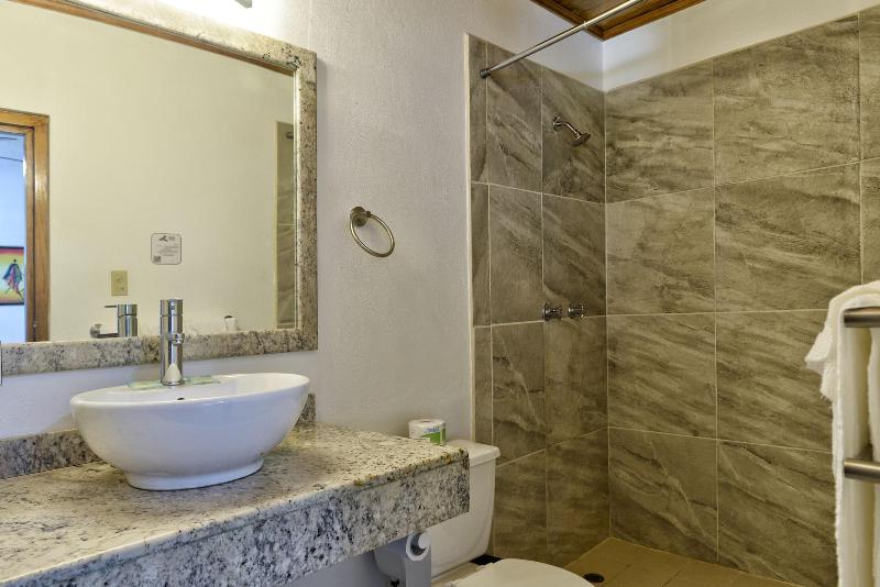 Parrot Cove Lodge image