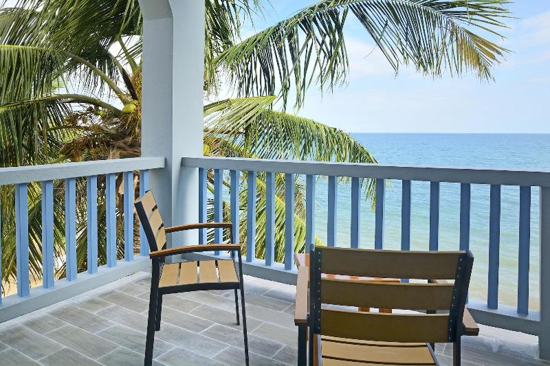 Parrot Cove Lodge image