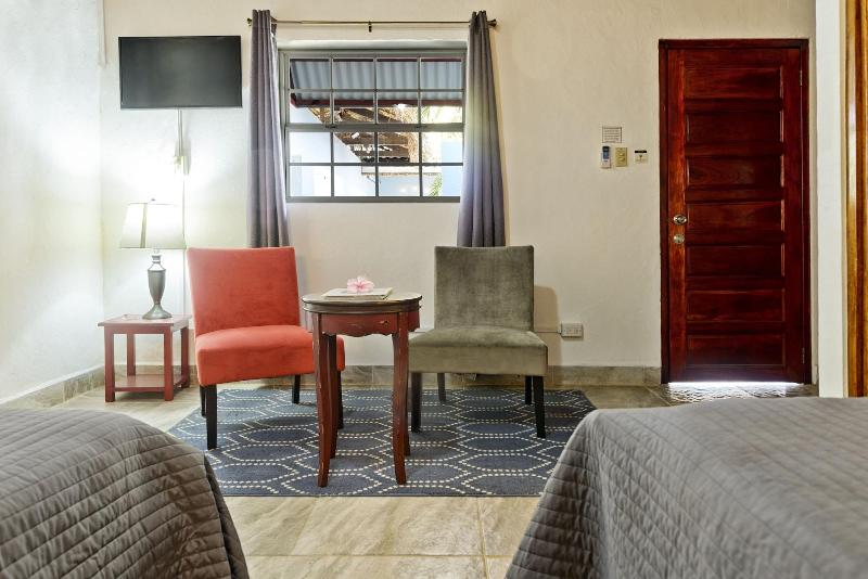 Parrot Cove Lodge image