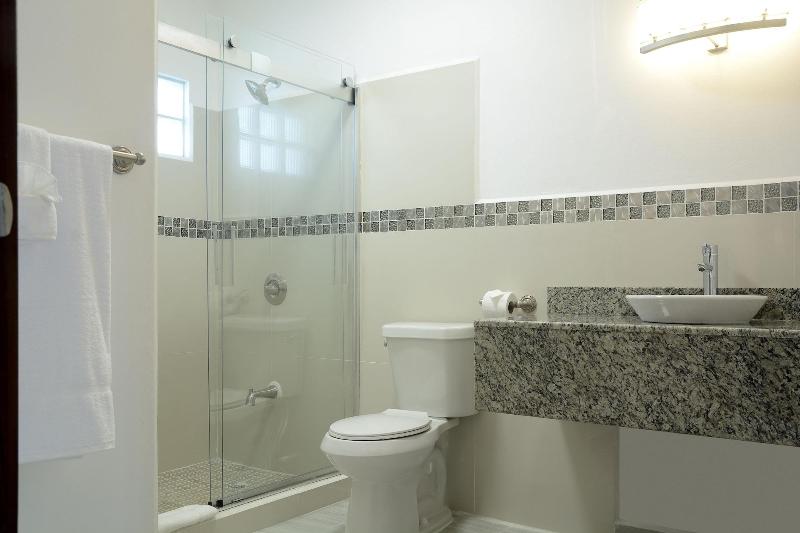 Parrot Cove Lodge image