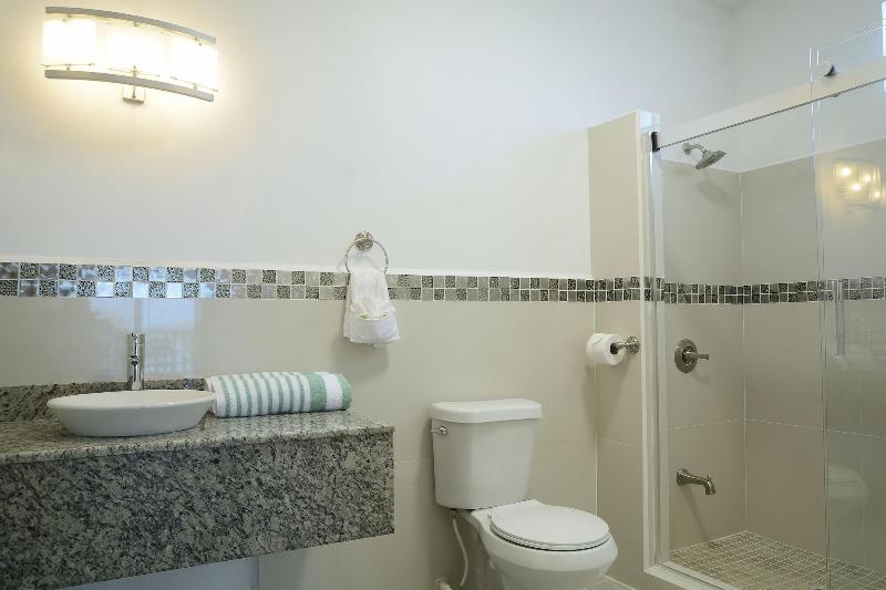 Parrot Cove Lodge image