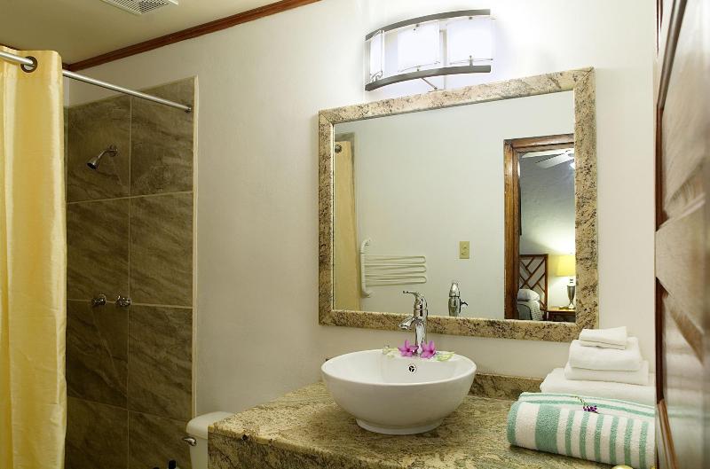 Parrot Cove Lodge image