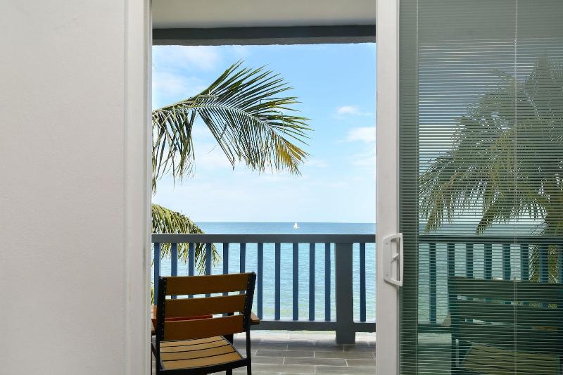 Parrot Cove Lodge image