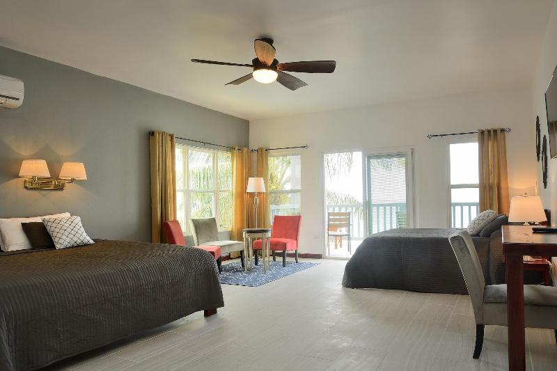 Parrot Cove Lodge image
