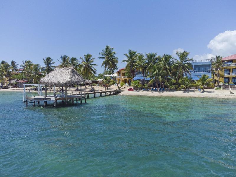 Parrot Cove Lodge image