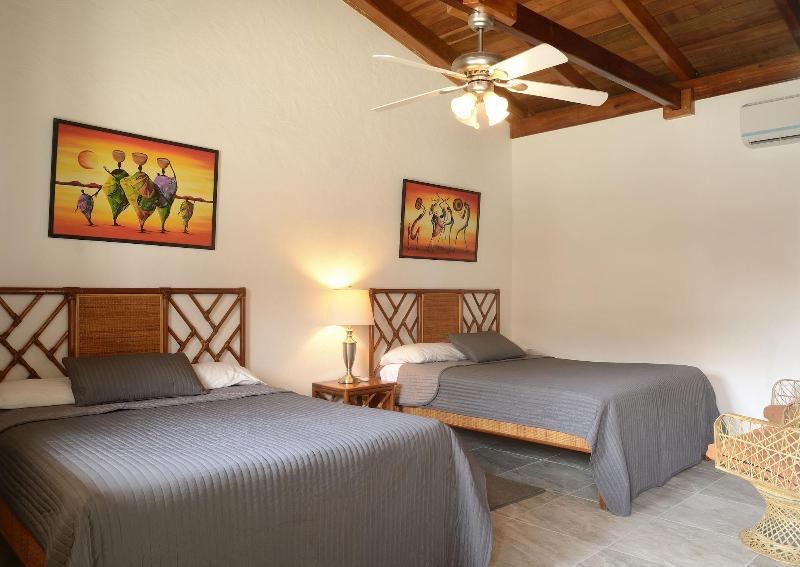 Parrot Cove Lodge image