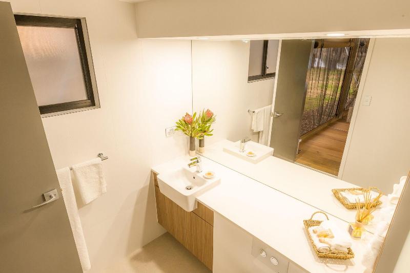 Olio Bello Lakeside Glamping image