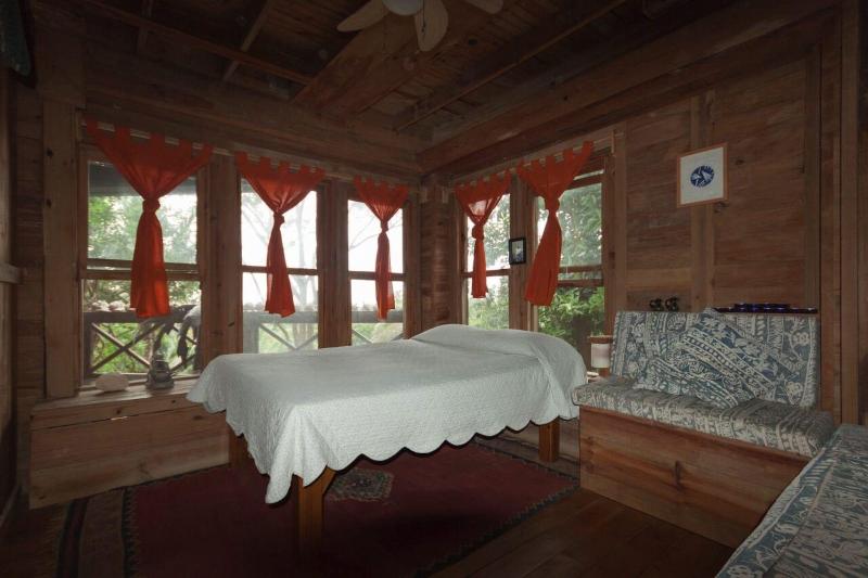 Roatan Bed & Breakfast Apartments image