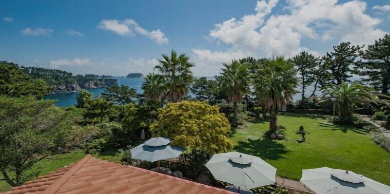 Beachside Whitehouse image
