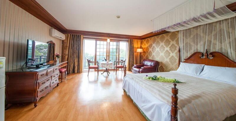 Beachside Whitehouse image