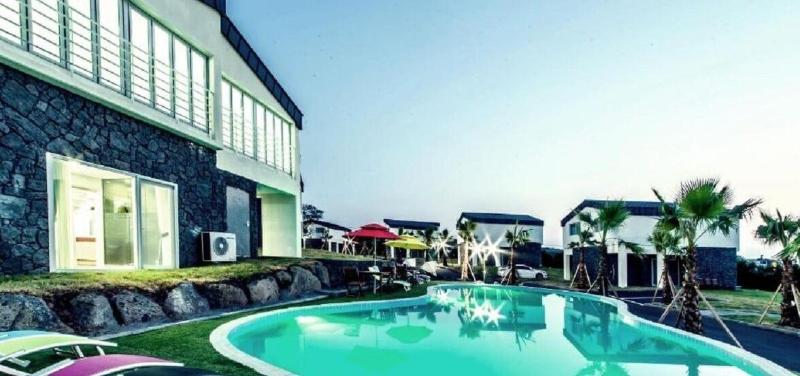 Pool & Villa Sorang image