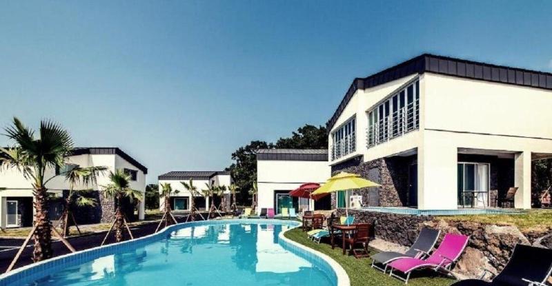 Pool & Villa Sorang image
