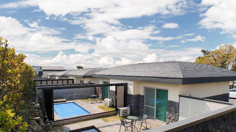 Pool & Villa Sorang image