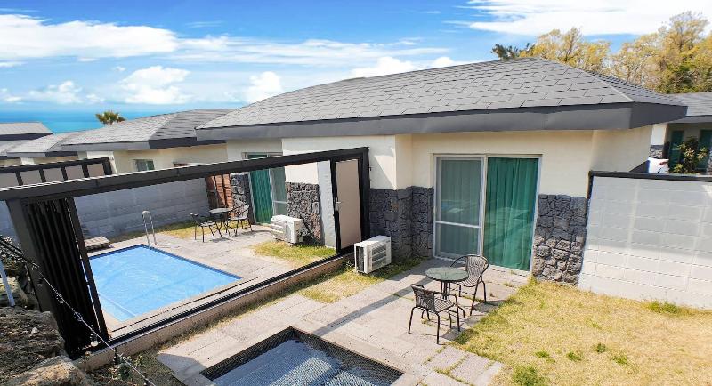 Pool & Villa Sorang image