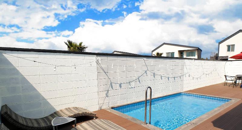 Pool & Villa Sorang image