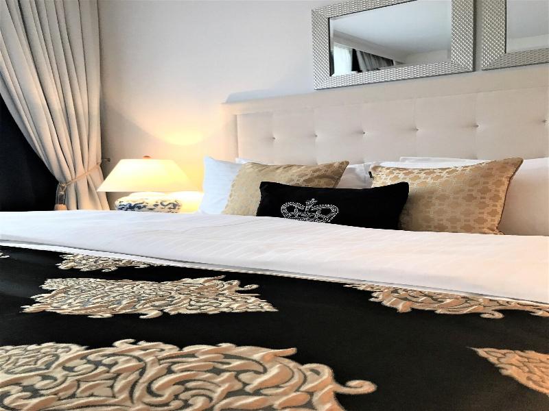 MONDRIAN Luxury Suites&Apartments OldTown MarketSq image