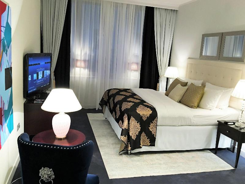MONDRIAN Luxury Suites&Apartments OldTown MarketSq image