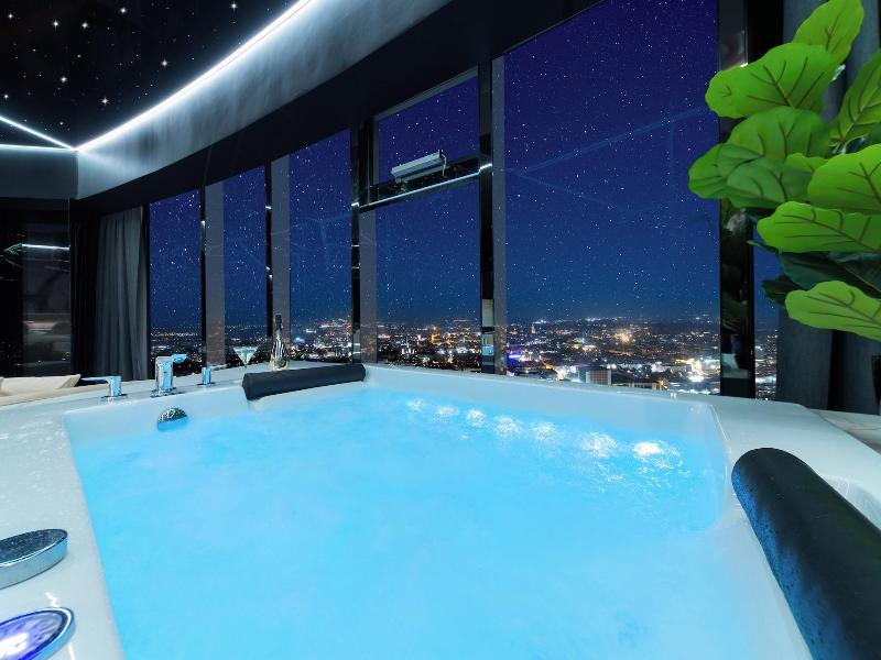 AVESA Apartments in Sky Tower image