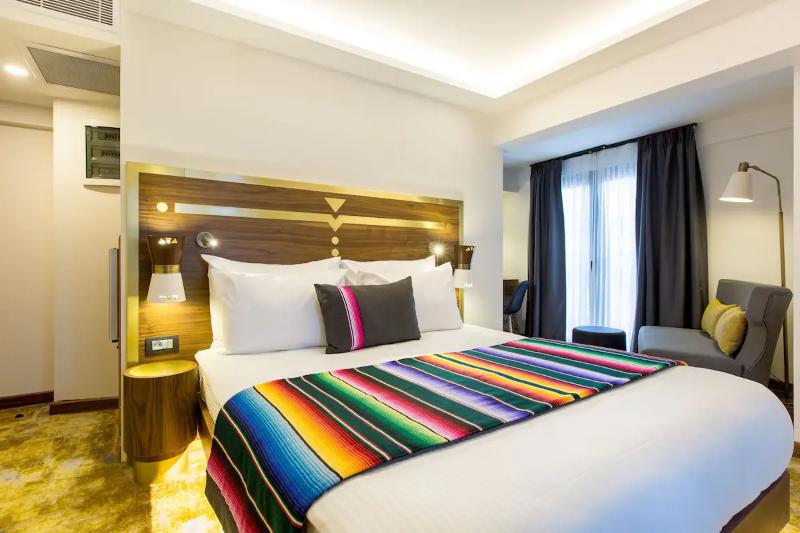 DOUBLE DELUXE KING BED