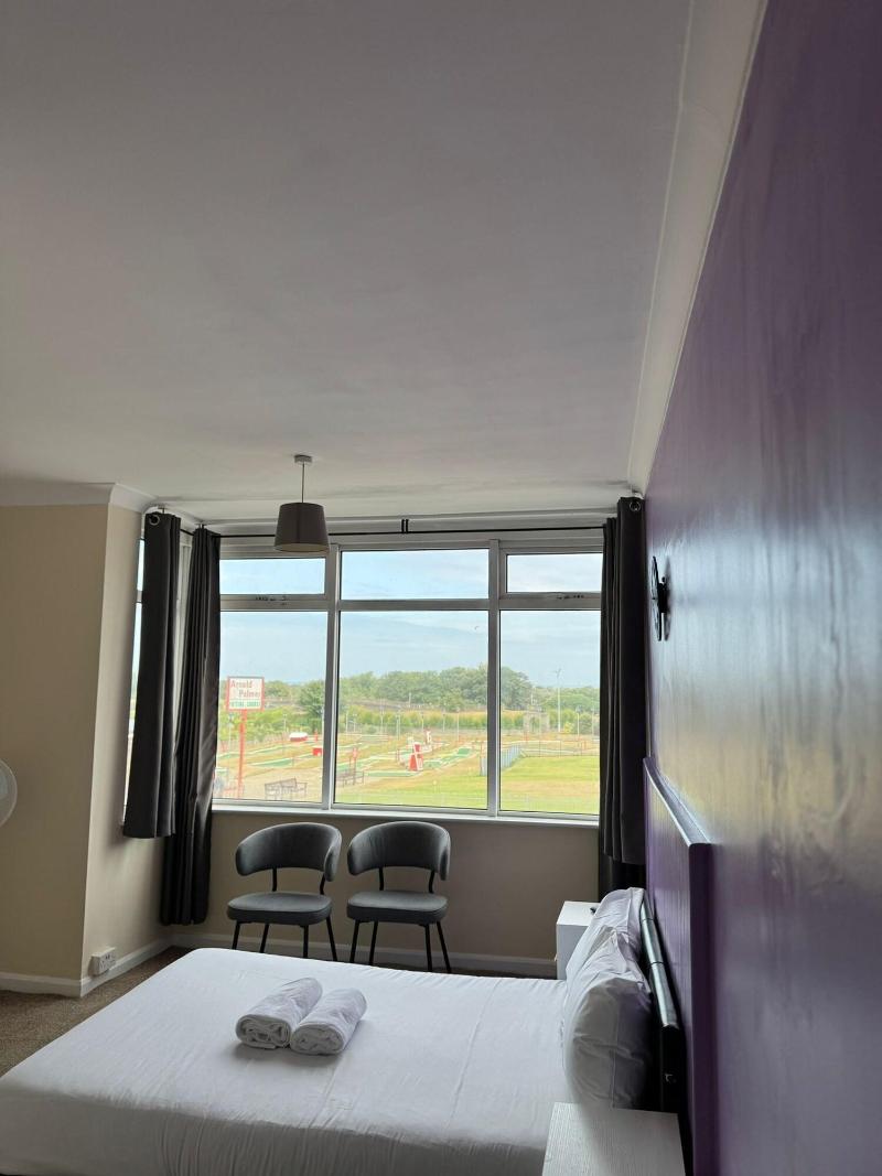 Chatsworth Hotel image