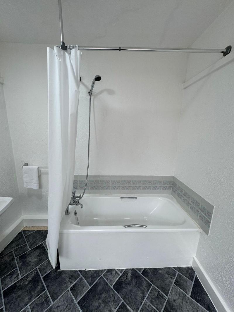 Chatsworth Hotel image