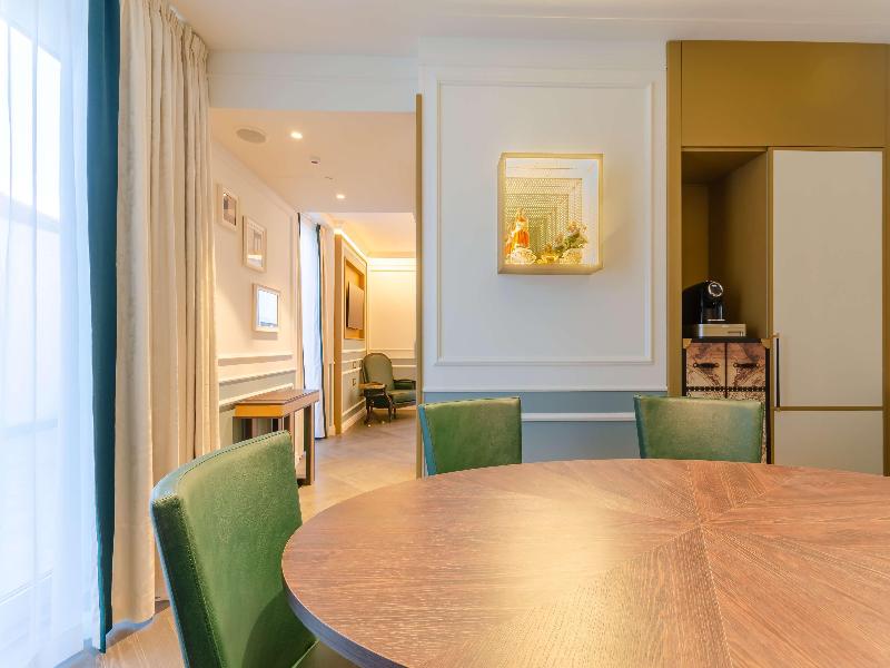 The Emerald House Lisbon, Curio Collection by Hilt image
